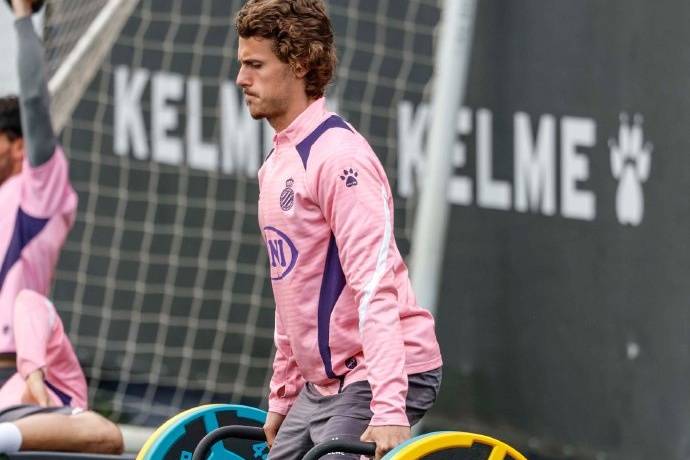 斯帕尔队员备战比赛，全力以赴争取三分的简单介绍