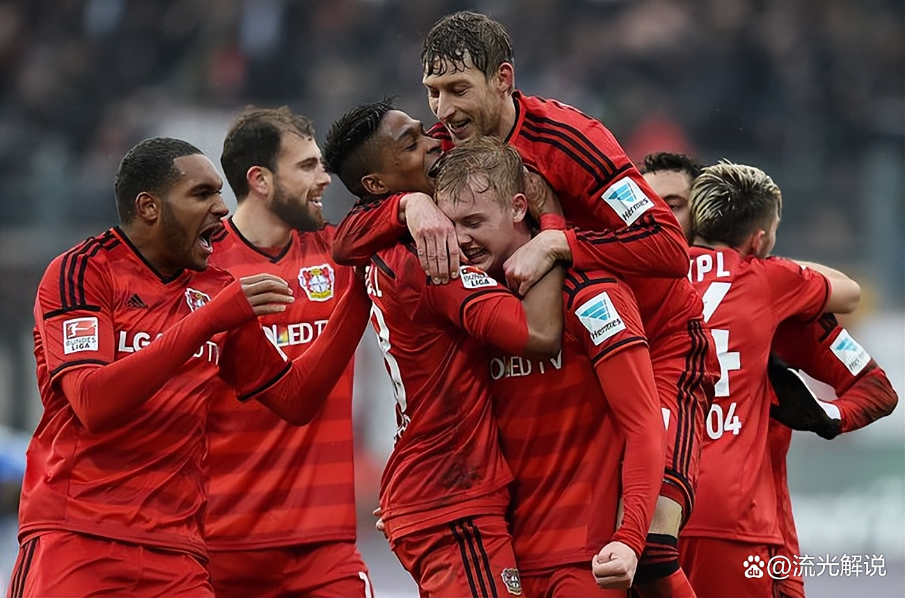 比勒费尔德球员合力作战，击溃对手