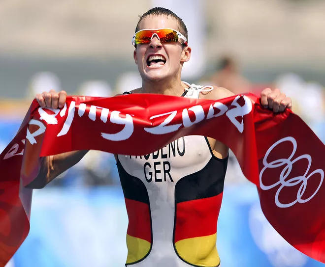 全力以赴!铁人三项选手全面发威 全力以赴!铁人三项选手全面发威